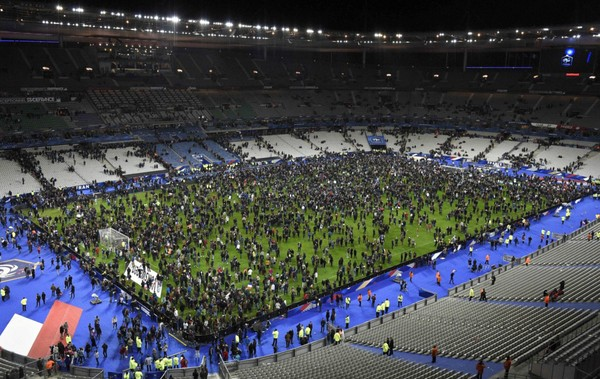 Khung cảnh hỗn loạn tại sân vận động Stade de France, Paris, nơi vụ nổ ở ngoài sân khiến 3 người thiệt mạng. Thủ đô của nước Pháp vừa rúng động bởi nhiều vụ tấn công liên tiếp tại các địa điểm khác nhau khiến hơn 150 người thiệt mạng. Ảnh: Getty