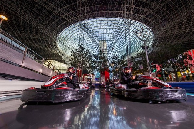 
Công viên Ferrari World ở Abu Dhabi, United Arab Emirates – có giá vé khoảng 70 USD/người.
