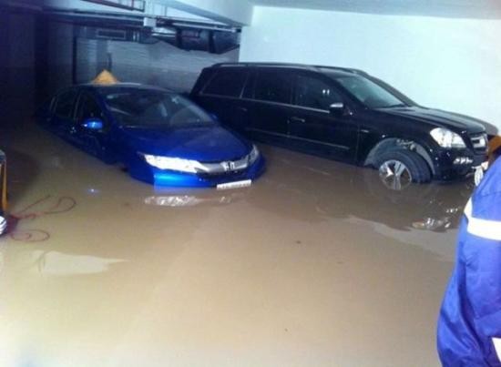 Hơn 20 ôtô bị ngập nặng trong một tầng hầm để xe ở Sài Gòn sau trận mưa lớn hôm 16/9.