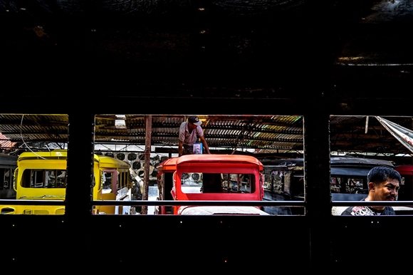 
Ở nhiều tỉnh, jeepney không chỉ có ghế ngồi cho hành khác; các tài xế đôi khi còn chở cả rau trái và gà vịt trên nóc xe.
