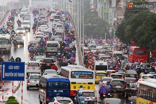 
Khu vực cầu vượt Nguyễn Chí Thanh và đường Láng khá đông đúc.
