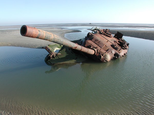 
Một chiếc xe tăng dòng Leopard nằm trên bờ biển Vlieland, Hà Lan.
