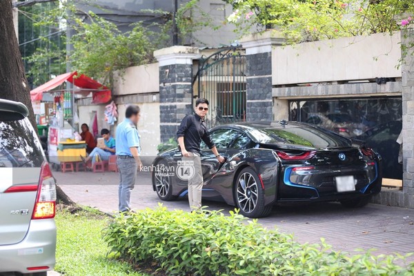 
Phan Thành xuất hiện bên chiếc BMW i8 màu xám bút chì. Ảnh: Kênh 14
