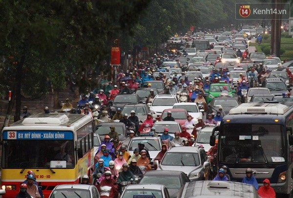 Phương tiện chen chân tại đường Trần Duy Hưng.