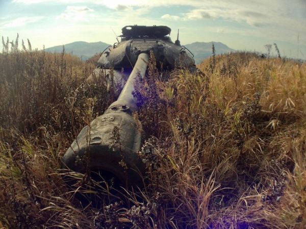 
Chiếc xe tăng IS3 của quân đội Sô-viết trong Thế chiến II gục ngã trên đảo Shikotan - Shpanberg thuộc quần đảo đang tranh chấp Kuril.
