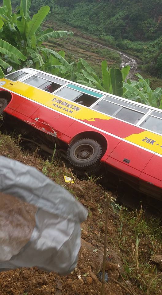
Vào khoảng 11 giờ 30 trưa nay, ngày 4/12/2015, tại dốc Két Nước thuộc địa phận bản Hua Nặm, xã Nặm Păm, huyện Mường La, tỉnh Sơn La, đã xảy ra một vụ tai nạn nghiêm trọng.
