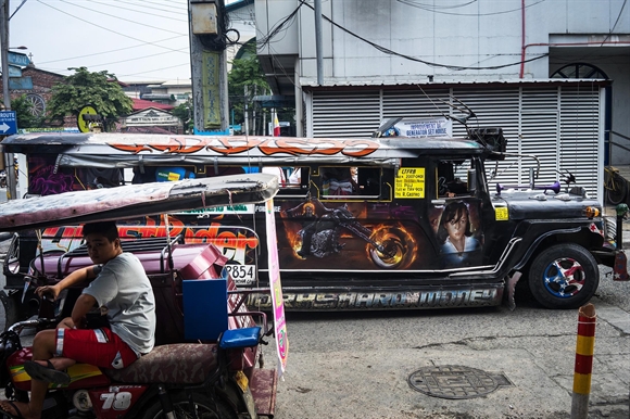 
Hoạt động của những chiếc jeepney đang đối mặt với những quy định chặt chẽ hơn về kiểm soát ô nhiễm. Và một số nhà sản xuất đang chế tạo các phiên bản jeepney điện để giải quyết vấn đề này.
