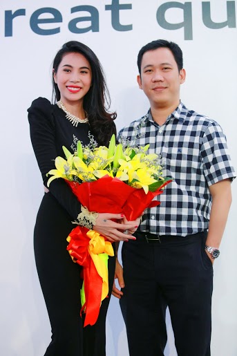 
Thủy Tiên chụp hình cùng Tổng giám đốc Audi Việt Nam, ông Trần Tấn Trung
