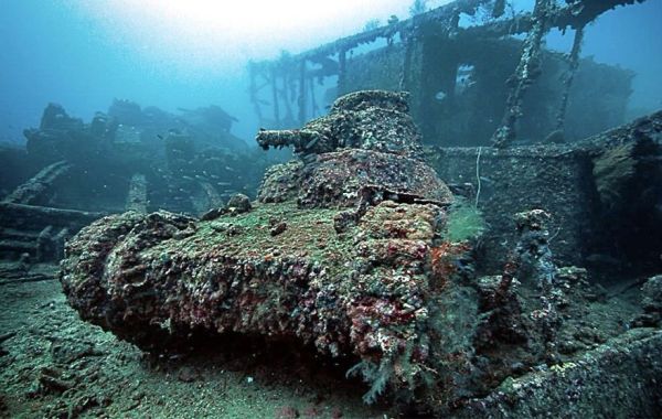 
Chiếc xe tăng phủ san hô nằm bên dưới vùng biển thuộc quần đảo Caroline lớn.
