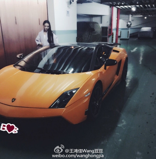 
Hình ảnh đáng ghen tị của Wanghongjia bên loạt xe đắt tiền.
