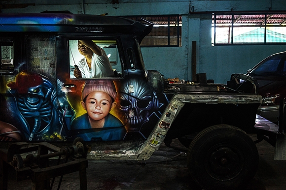 
Những chiếc jeepney có nhiều tên gọi như “Black Prince“ (Hoàng tử đen), “Reina Rose” và “Super Kid” (Siêu nhân nhí) với nhiều họa phẩm là niềm tự hào của các tài xế.
