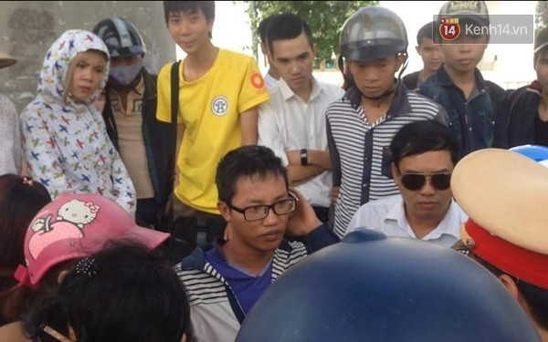 Nam thanh niên chở hàng (đeo kính) trình bày vụ việc với công an - (Ảnh: Định Nguyễn)
