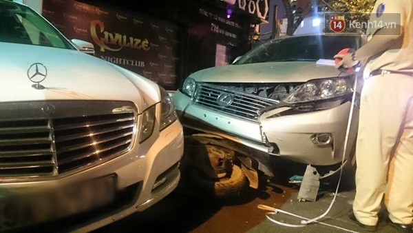 Chiếc xe Mercedes gây tai nạn kẹp xe máy Altila vào gầm chiếc xe Lexus