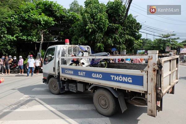 
CSGT huyện Hóc Môn đưa xe gắn máy của chị T. bị xe ô tô gây tai nạn xuống hiện trường.
