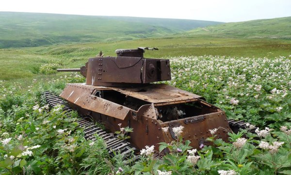 
Chiếc xe tăng cỡ trung Type 97 ShinHoTo Chi-Ha của Đế quốc Nhật đang thả mình trên cánh đồng hoa rộng lớn tại Shumshu, Nga.
