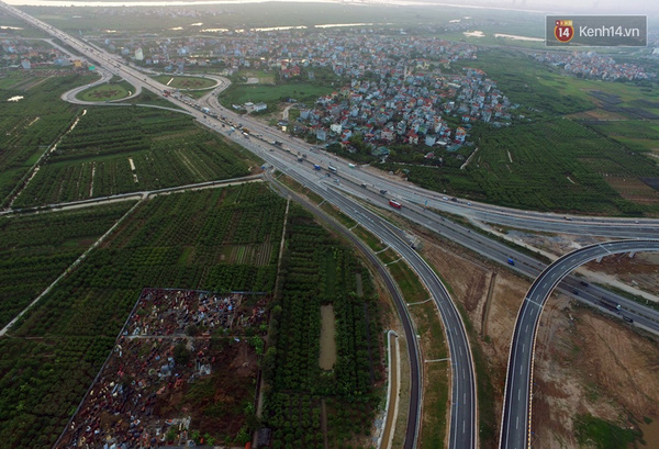 
Ðiểm đầu của Dự án giao cắt với Ðường Vành đai III (cách mố Bắc cầu Thanh Trì 1.025m về phía Bắc Ninh) thuộc địa phận thôn Thượng Hội - phường Thạch Bàn - quận Long Biên - Hà Nội.
