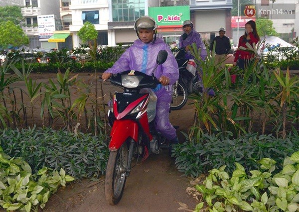 Nhiều xe máy lao lên giải phân cách gầm cầu vượt vành đai 3 để thoát đoạn đường ùn tắc.