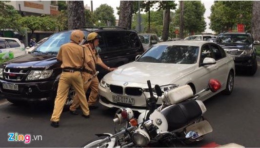 
Tới giao lộ Phạm Ngọc Thạch, ôtô xảy ra va chạm với xe máy làm một cô gái khoảng 25 tuổi bị thương, nhưng tài xế nhấn ga chạy tiếp nên nhiều người đi đường hô hoán, truy đuổi.
