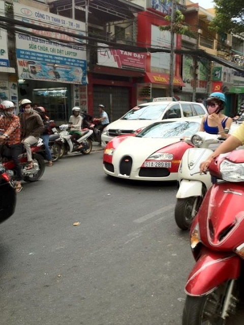 
 Siêu xe Bugatti len lỏi trên phố Việt Nam. Nguồn: Autopro
