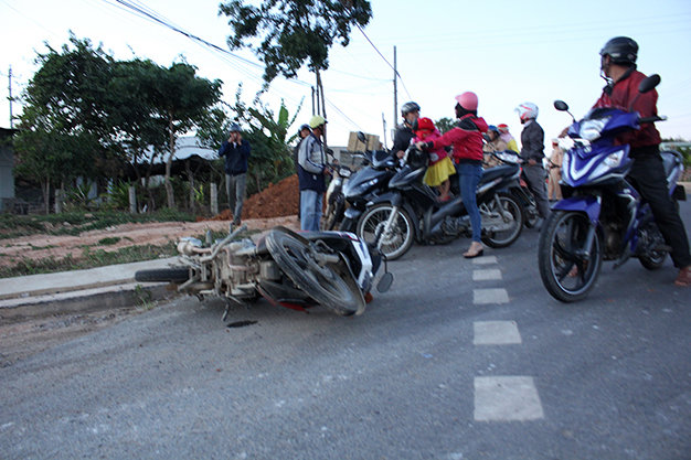 
 Hiện trường một xe máy bị xe điên tông tại Đắk Hà. Ảnh do bạn đọc cung cấp
