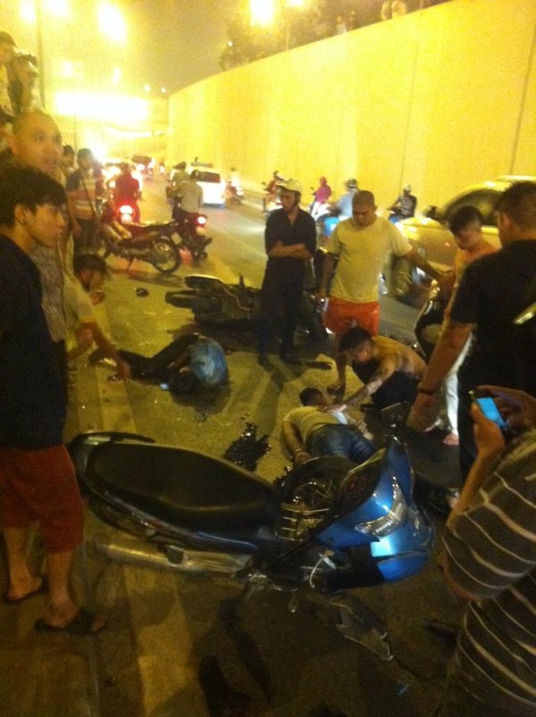 Người dân nhanh chóng đưa nạn nhân đi cấp cứu. Ảnh: Beatvn