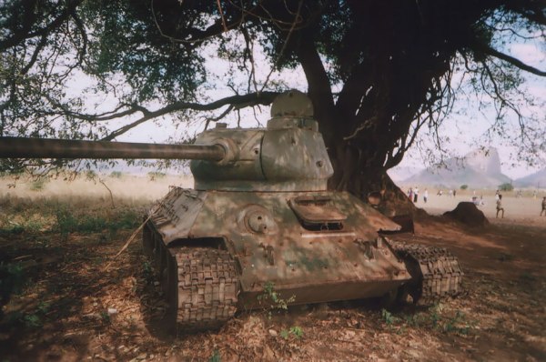 
Xác một chiếc xe tăng tại Cuamba, Mozambique.
