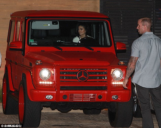 Kylie Jenner còn có thú vui độ xe cho những chiếc xế cưng của mình. Trong ảnh là chiếc Mercedes G63 AMG màu đỏ.