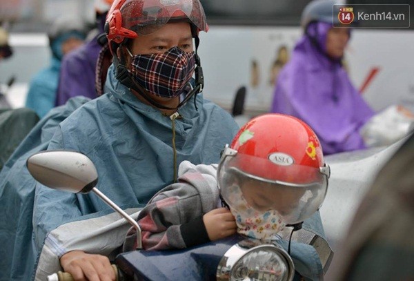 Một em nhỏ tranh thủ ngủ gật trong khi ông bố đang đứng chờ có thể len xe qua chỗ đông.