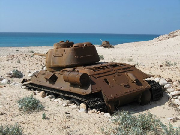 
Chiếc xe tăng bị đóng băng bên bờ biển tại Yemen theo thời gian.
