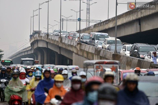 
Lối thoát xuống cao tốc vành đai 3 và đường Nguyễn Xiển ùn tắc kéo dài từ ngã 4 Nguyễn Trãi.
