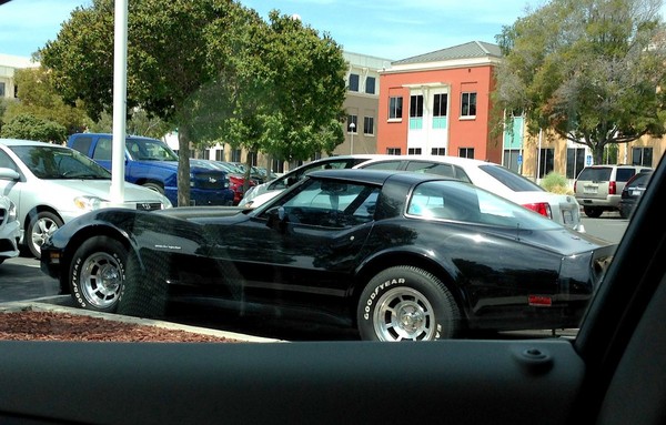 
Đây có vẻ là một chiếc Chevy Corvette C3 được sản xuất từ đầu những năm 80 thế kỉ trước.
