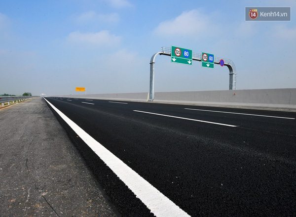 
Kết cấu mặt đường cao tốc được thiết kế theo tiêu chuẩn AASHTO 1993 và được kiểm toán theo tiêu chuẩn Việt Nam 22TCN211-06, trong đó bề mặt đường được rải lớp bê tông nhựa tạo nhám và bê tông nhựa polime giúp cho ô tô có thể di chuyển với tốc độ cao trên đường.
