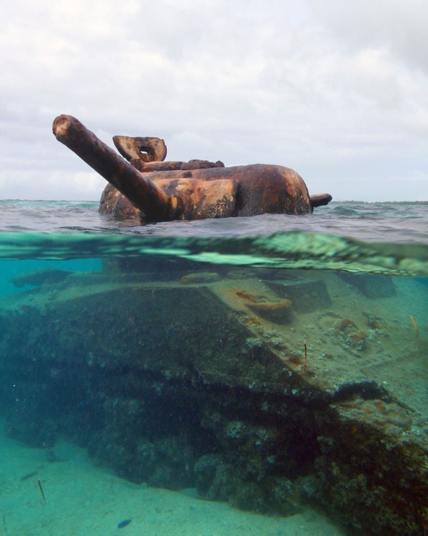 
Chiếc xe tăng M4 Sherman đang ngâm mình trong vùng biển tại Saipan, phía bắc quần đảo Mariana.
