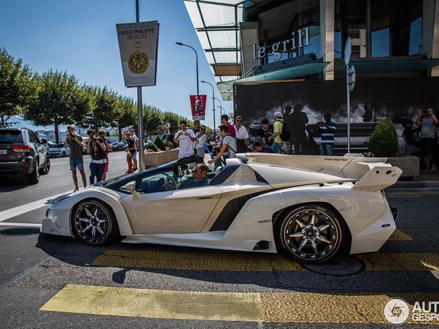 
Lamborghini Veneno Roadster xuất hiện tại Thụy Sĩ thu hút nhiều sự chú ý.
