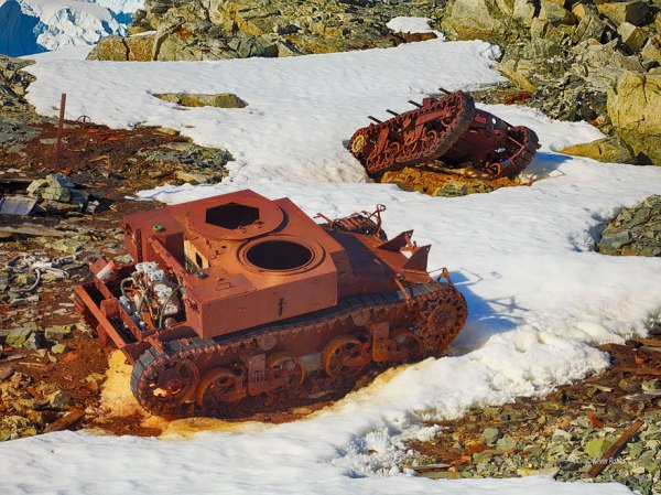 
Trước cái lạnh cắt da thịt của Bắc Cực, những cỗ xe hùng mạnh cũng đành phải đầu hàng.
