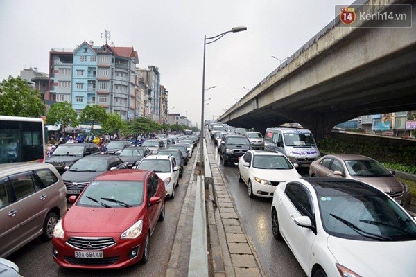 
Lốí thoát từ cao tốc xuống Nguyễn Xiển, ô tô xếp hàng 2 nằm im trên cầu.
