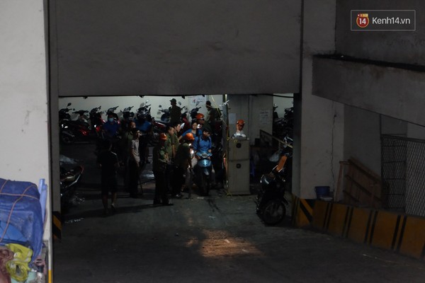 
Bên dưới tầng hầm tòa nhà CT4B, lực lượng bảo vệ hướng dẫn người dân lấy xe.
