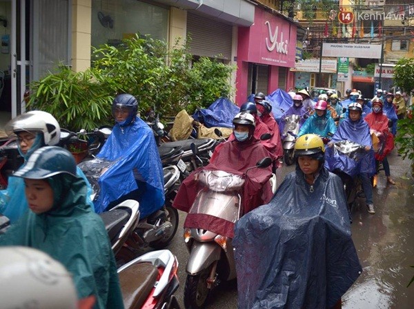 
Do đoạn đường Nguyễn Trãi đi qua khu vực rào chắn thi công hầm đường bộ bị ùn tắc, nhiều phương tiện xe máy phải len lỏi vào các ngõ nhỏ đi tắt.
