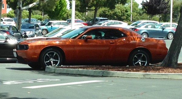 
Một chiếc Dodge Challenger màu cam bắt mắt.
