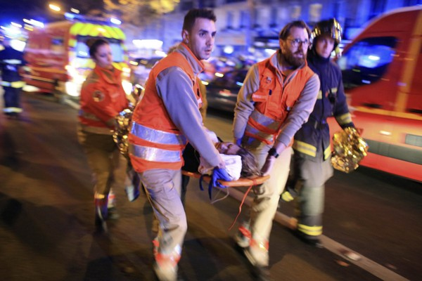 Các nạn nhân bị thương khẩn trương được đưa lên các xe cấp cứu.  Ảnh: New York Times 