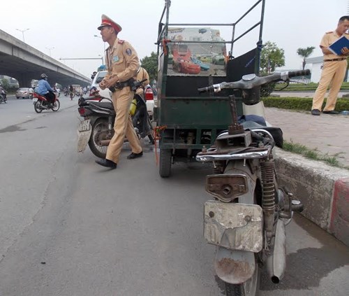 Hà Nội: Thu giữ hàng loạt xe máy cũ nát chạy trên đường