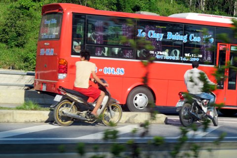 
Xe ôm tụ tập đánh bài ngay lề đường cao tốc và chờ bắt khách dọc đường (Ảnh chụp tại địa phận tỉnh Yên Bái).
