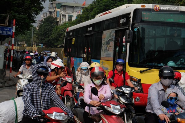 
Cùng với việc tháo dỡ rào chắn, Hà Nội cũng giảm tần suất xe buýt đi qua 2 tuyến đường hướng tâm Nguyễn Trãi và Xuân Thủy - Cầu Giấy.
