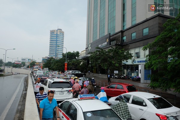 Nhiều phương tiện lưu thông theo hướng ra ngã tư Đại Cồ Việt - Xã Đàn ách tắc kéo dài.