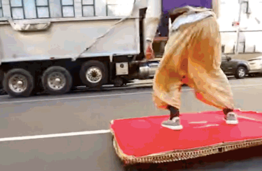 Các cô gái không tin vào mắt mình khi nhìn thấy anh chàng Aladdin.