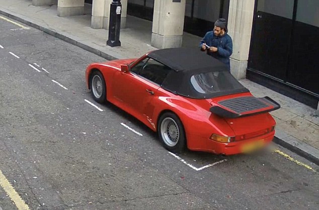 Tên trộm dùng dao rạch mui nỉ của chiếc Porsche...