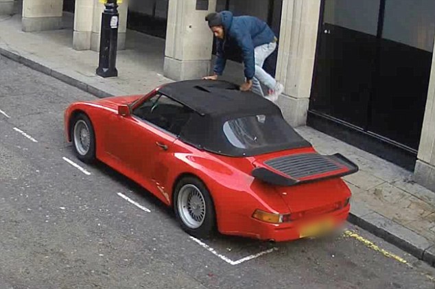 ... trước khi trèo vào bên trong.