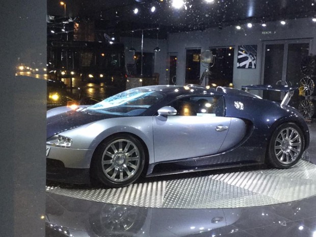 
Chiếc siêu xe Bugatti Veyron có vẻ chỉ bị vỡ kính chắn gió.
