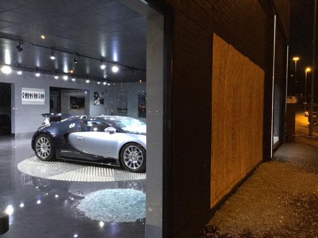 
Chiếc siêu xe Bugatti Veyron nằm bên trong showroom.
