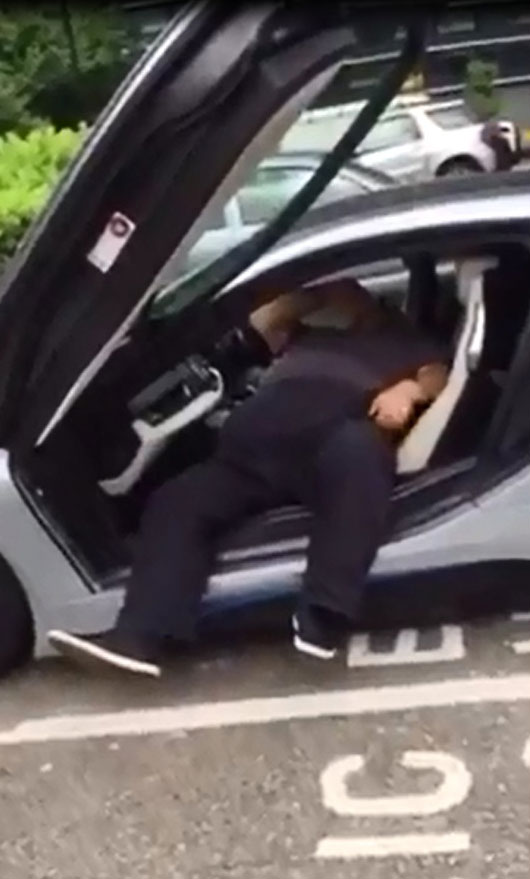 
Cuối cùng, người đàn ông phải nằm ra ghế mới có thể thoát khỏi chiếc BMW i8.
